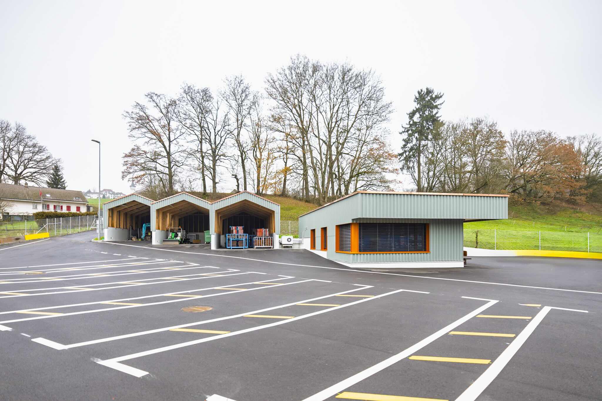 Pavillon pour le personnel de la déchetterie et couverts de rangement