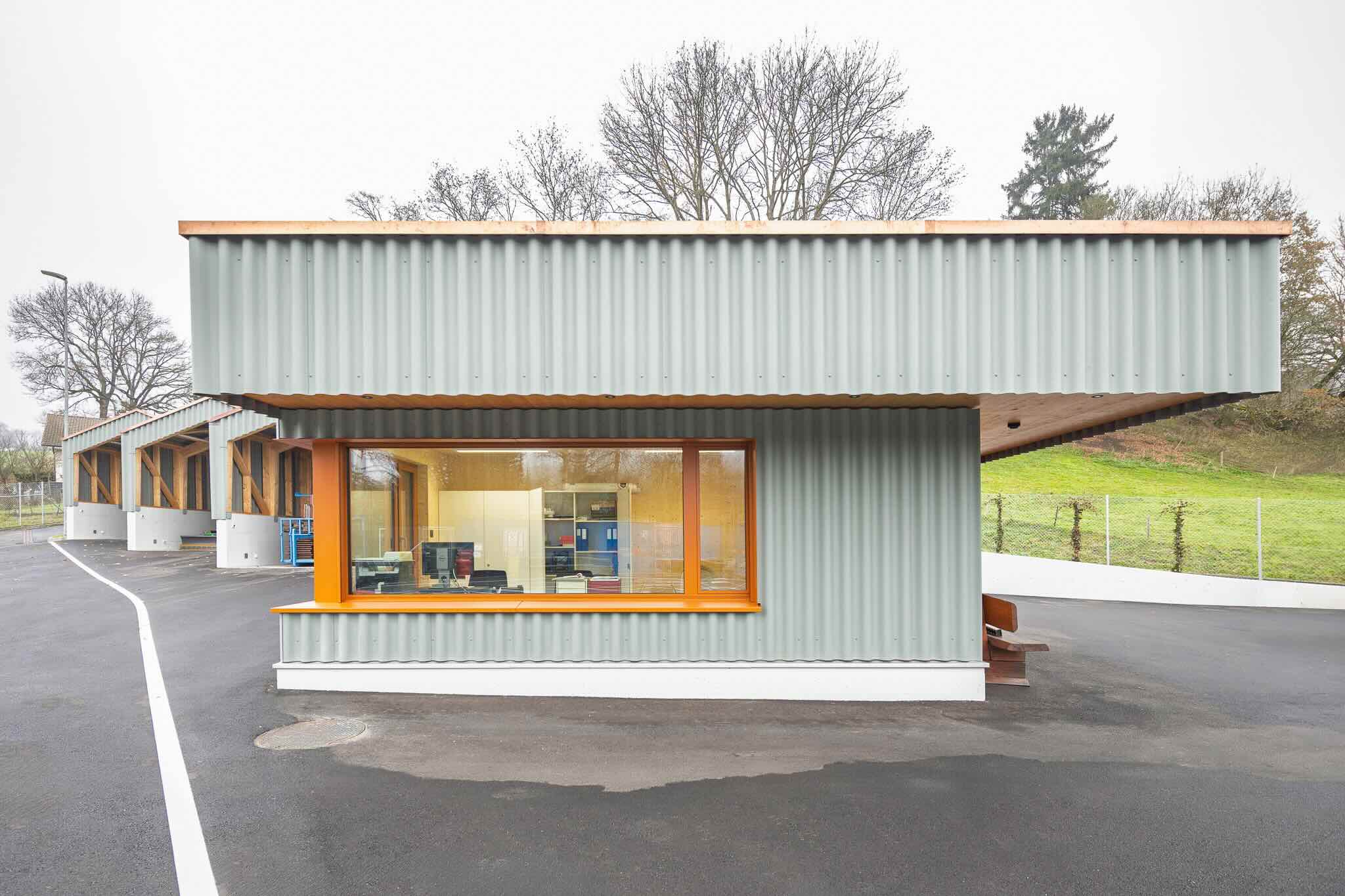 Pavillon pour le personnel de la déchetterie et couverts de rangement