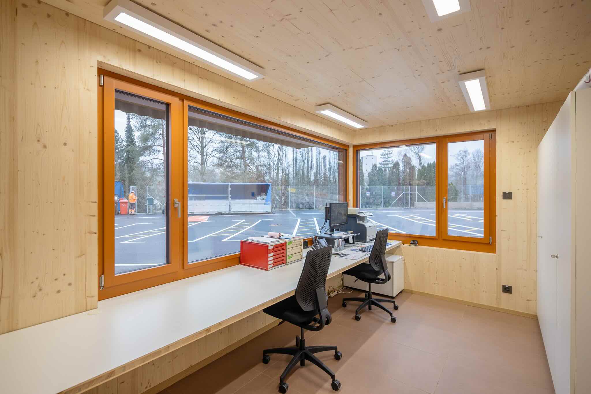 Pavillon pour le personnel de la déchetterie et couverts de rangement