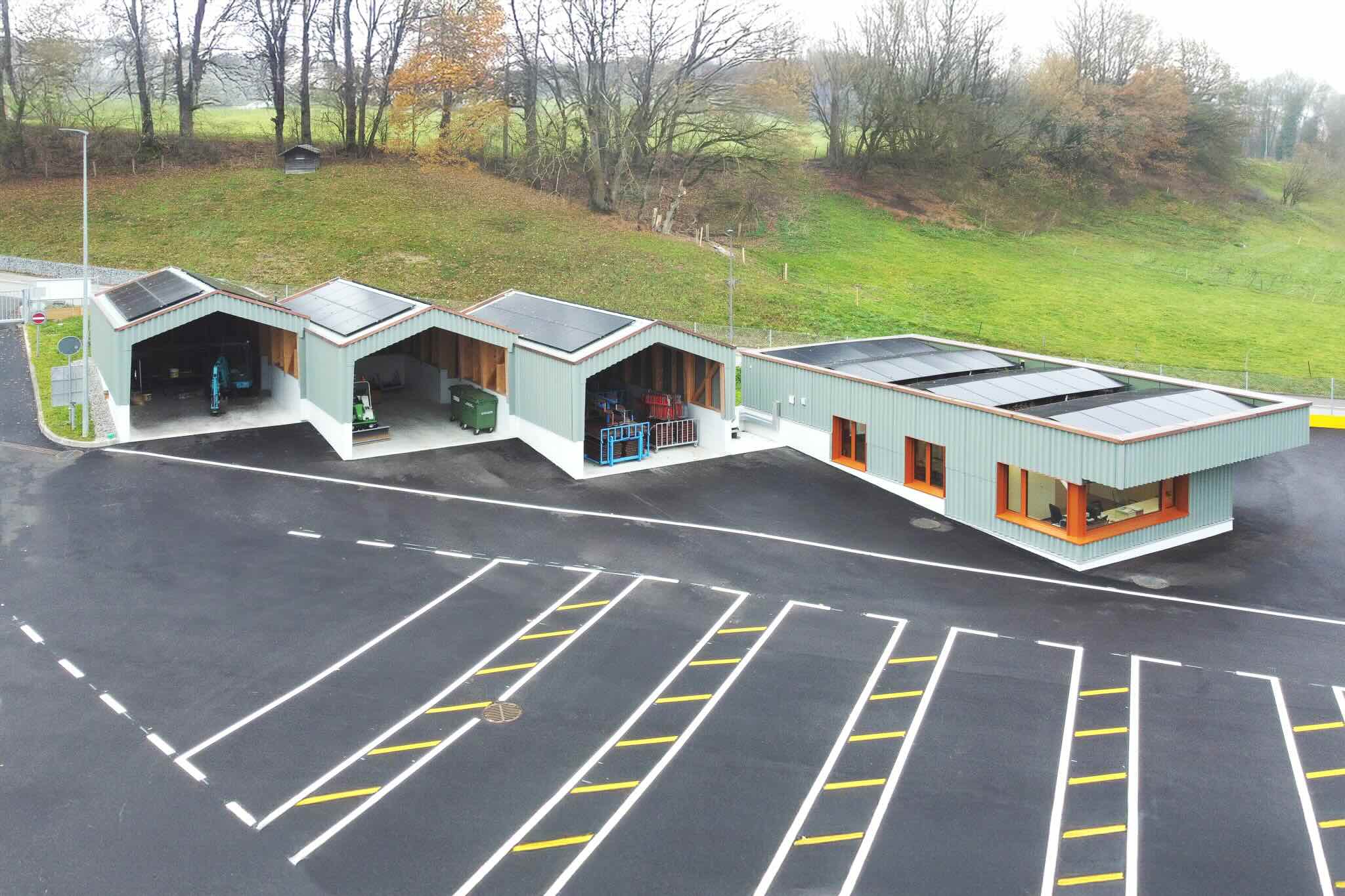 Pavillon pour le personnel de la déchetterie et couverts de rangement